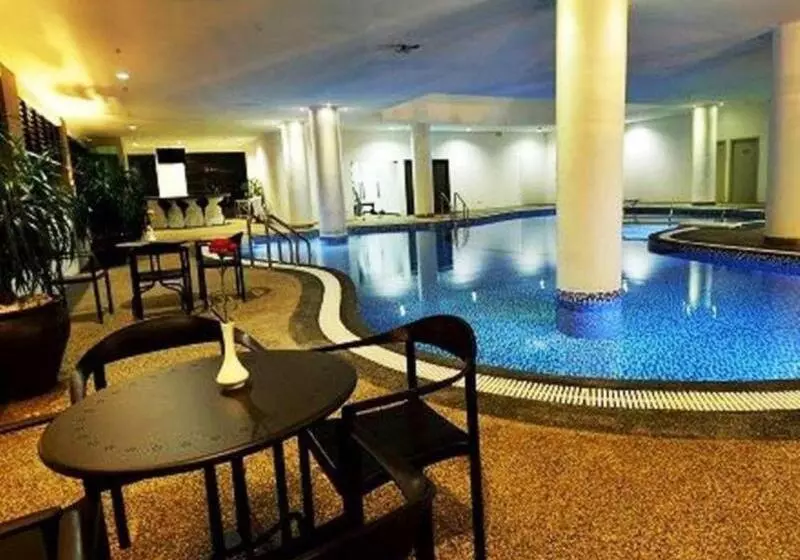 Holiday Villa Hotel & Suites