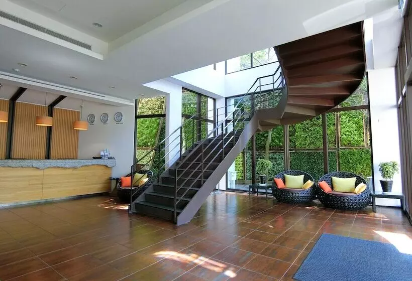 Lealea Garden Hotels   Moon Lake