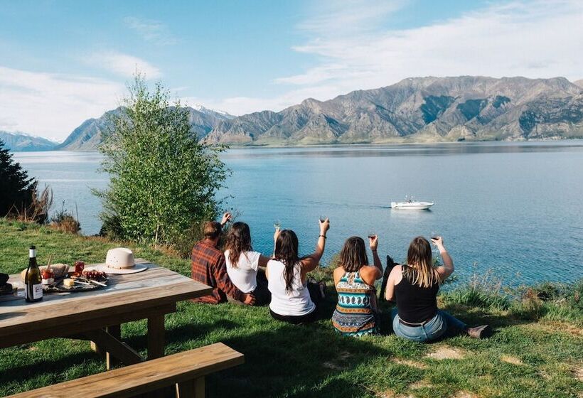 בית מלון כפרי The Camp   Lake Hawea