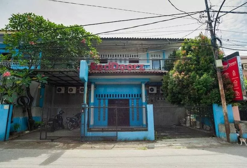 Hotelli Reddoorz Syariah Near Margonda Raya