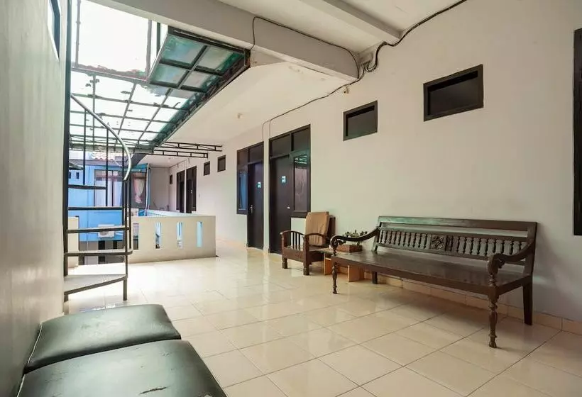 Hotelli Reddoorz Syariah Near Margonda Raya