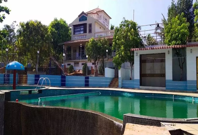 ホテル Campistaan Badlapur