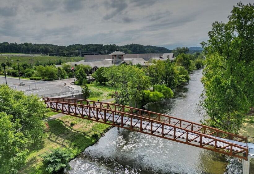 فندق Holiday Inn & Suites Pigeon Forge Convention Center, An Ihg