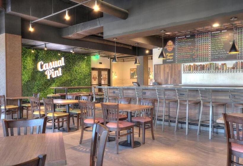 فندق Holiday Inn & Suites Pigeon Forge Convention Center, An Ihg