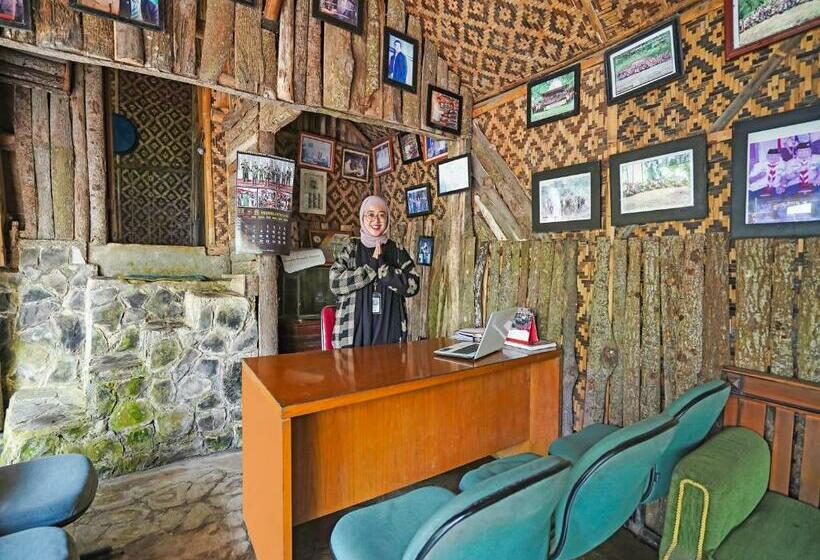 בית מלון כפרי Oyo 90915 Eco Tourism Desa Cihanjuang Rahayu Ciwangun Indah Camp Villas