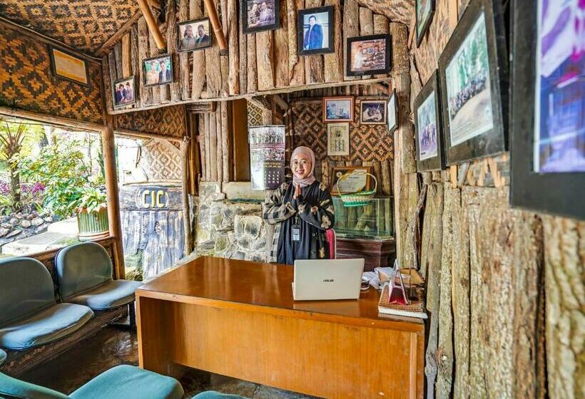 בית מלון כפרי Oyo 90915 Eco Tourism Desa Cihanjuang Rahayu Ciwangun Indah Camp Villas