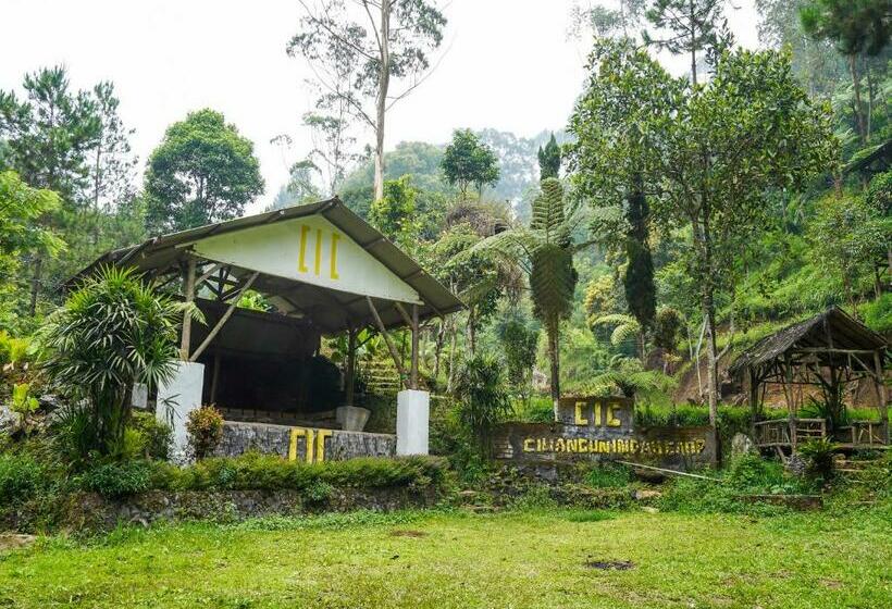 בית מלון כפרי Oyo 90915 Eco Tourism Desa Cihanjuang Rahayu Ciwangun Indah Camp Villas