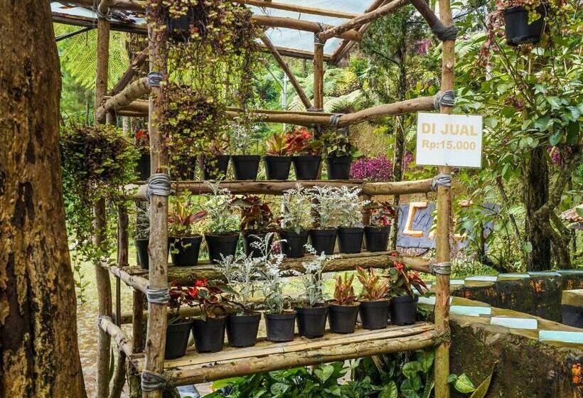 בית מלון כפרי Oyo 90915 Eco Tourism Desa Cihanjuang Rahayu Ciwangun Indah Camp Villas