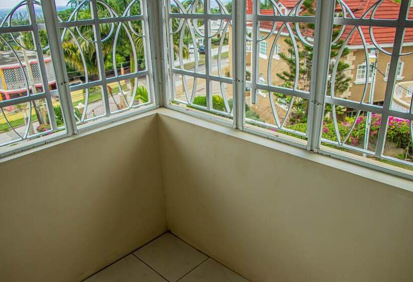 پانسیون The Whytehouse Villa