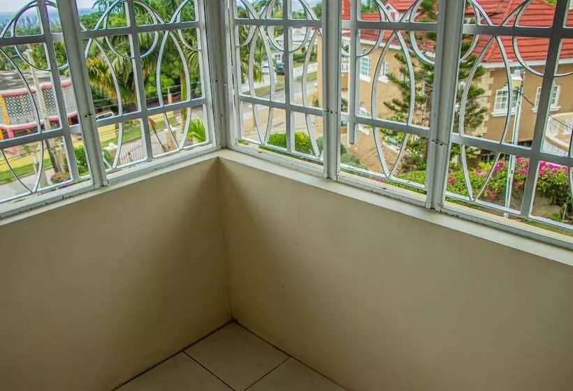 پانسیون The Whytehouse Villa