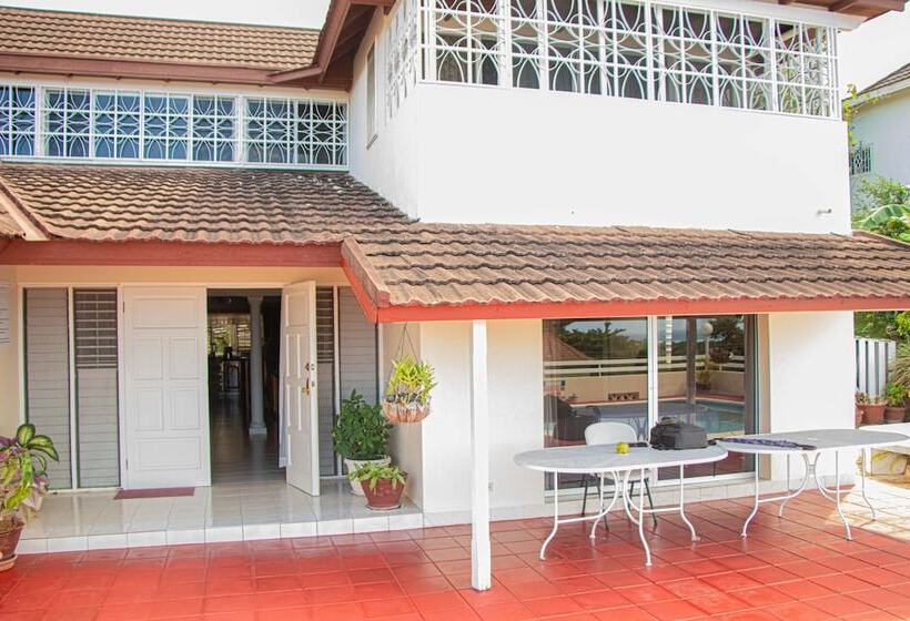 پانسیون The Whytehouse Villa