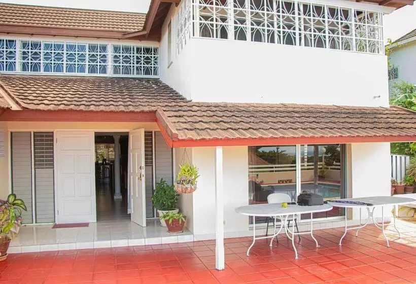 پانسیون The Whytehouse Villa