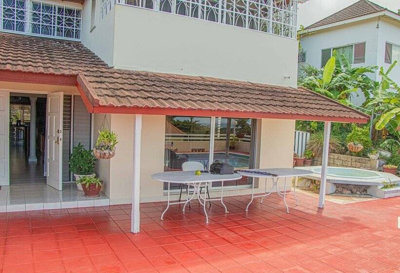 پانسیون The Whytehouse Villa