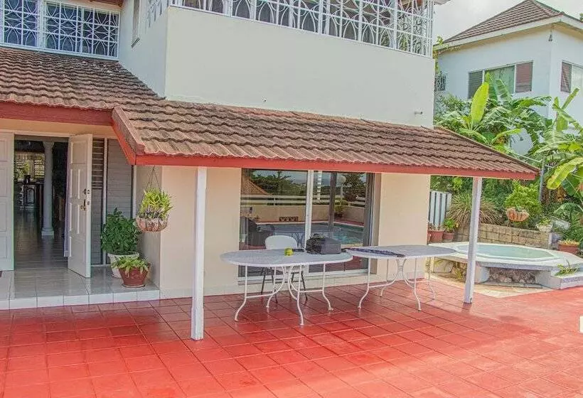 پانسیون The Whytehouse Villa