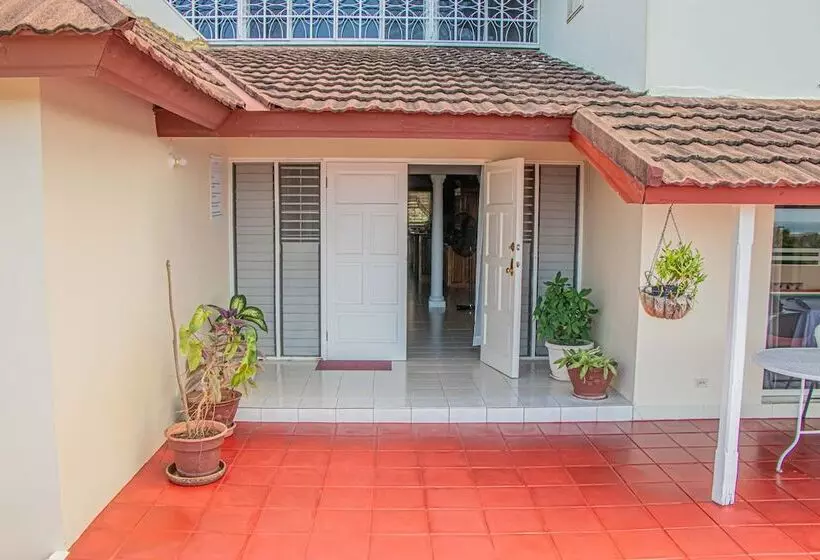 پانسیون The Whytehouse Villa