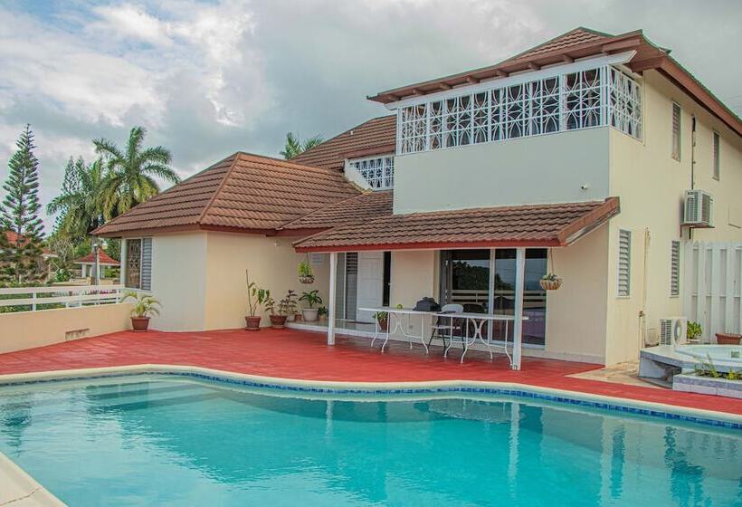 پانسیون The Whytehouse Villa