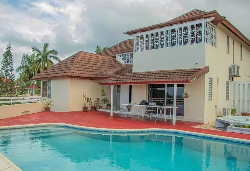 پانسیون The Whytehouse Villa