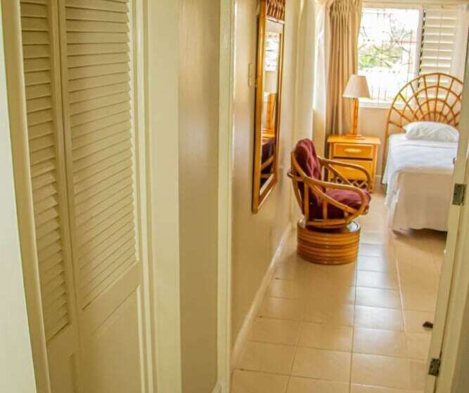 پانسیون The Whytehouse Villa