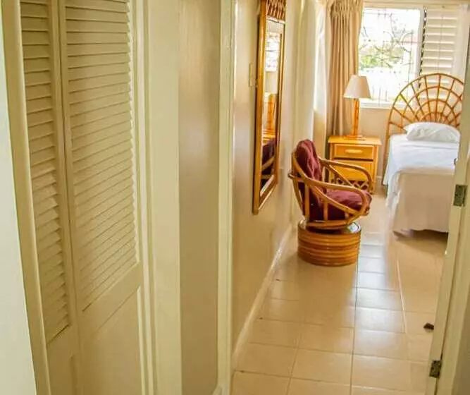 پانسیون The Whytehouse Villa