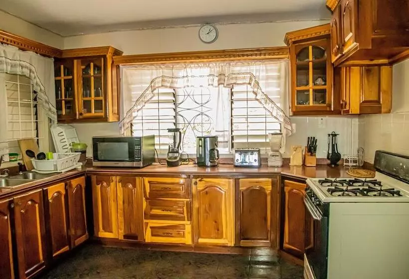 پانسیون The Whytehouse Villa