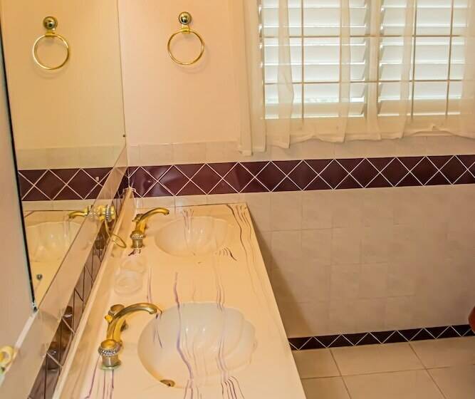 پانسیون The Whytehouse Villa