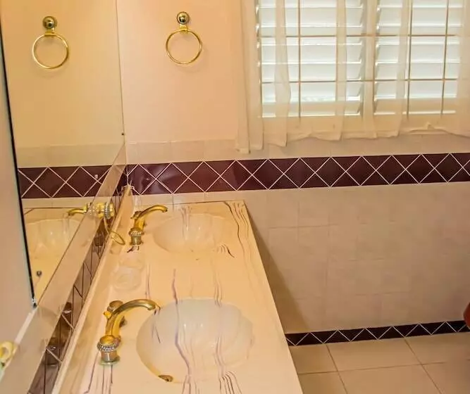 پانسیون The Whytehouse Villa