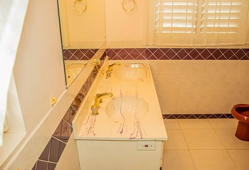 پانسیون The Whytehouse Villa