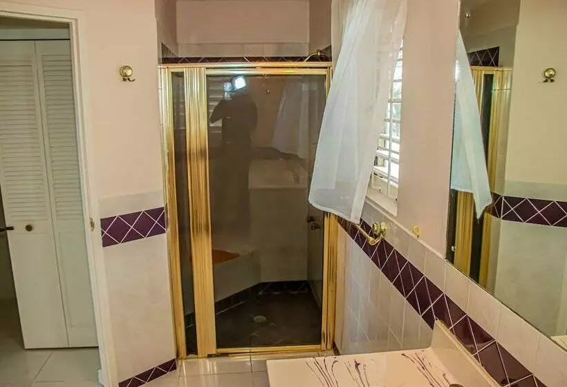 پانسیون The Whytehouse Villa