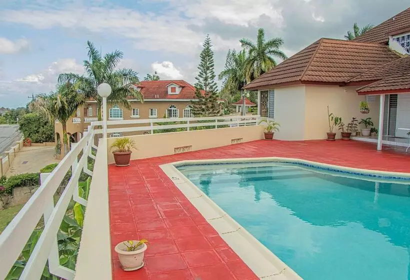 پانسیون The Whytehouse Villa