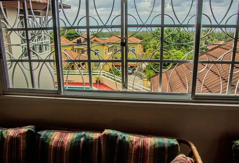 پانسیون The Whytehouse Villa