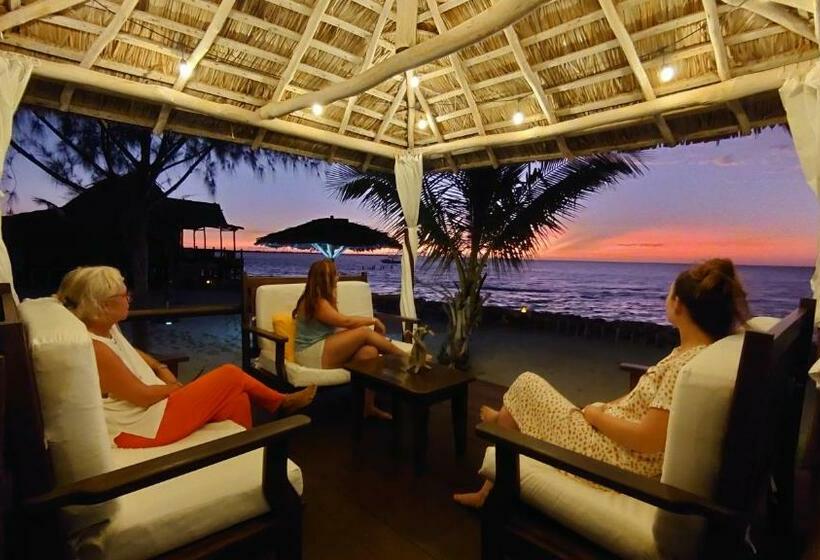 هتل Ecolodge Du Menabe