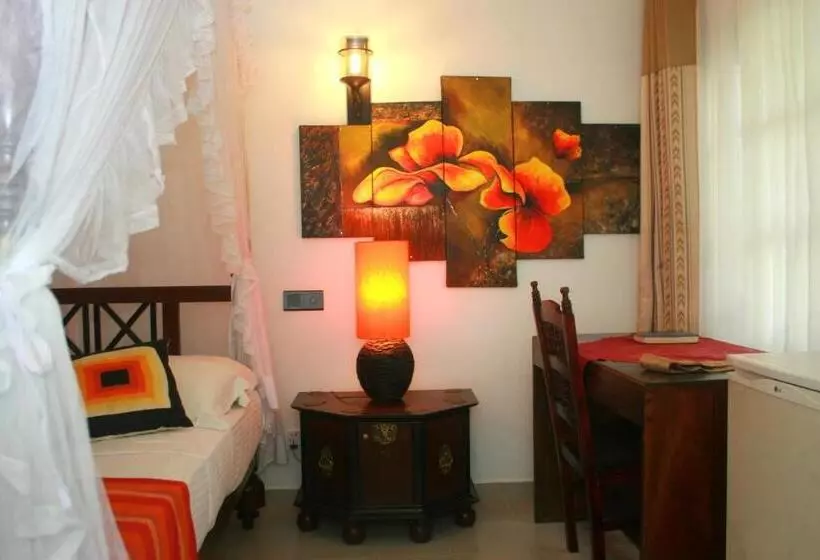 هتل Flower Garden