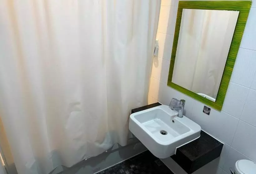 Young Soarlan Hotel Tainan