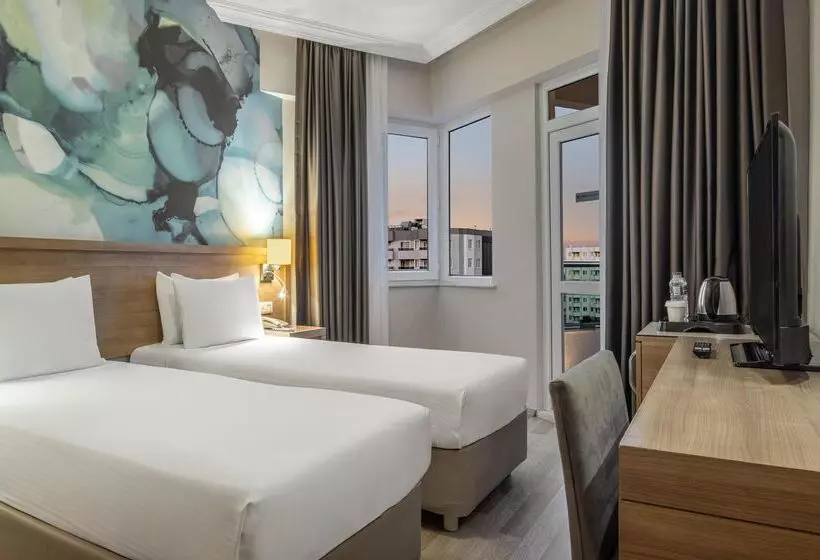 استراحتگاه Wyndham Garden Lara