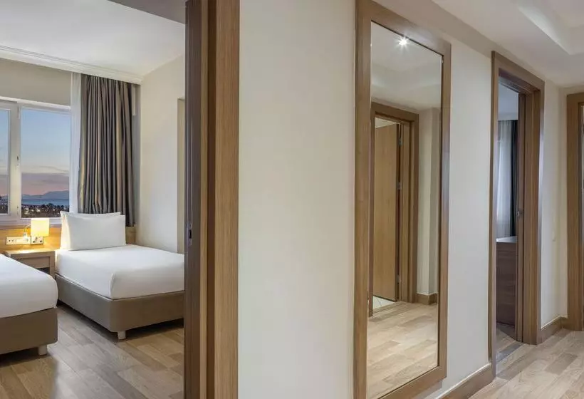 استراحتگاه Wyndham Garden Lara