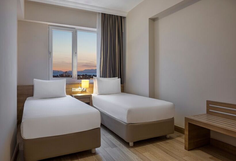 استراحتگاه Wyndham Garden Lara