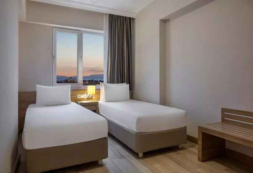 استراحتگاه Wyndham Garden Lara