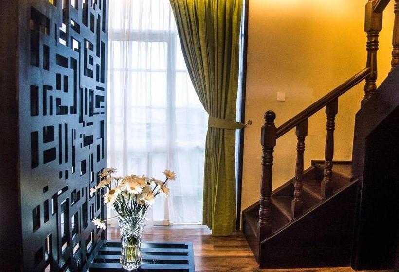 Отель Victoria Court Suites