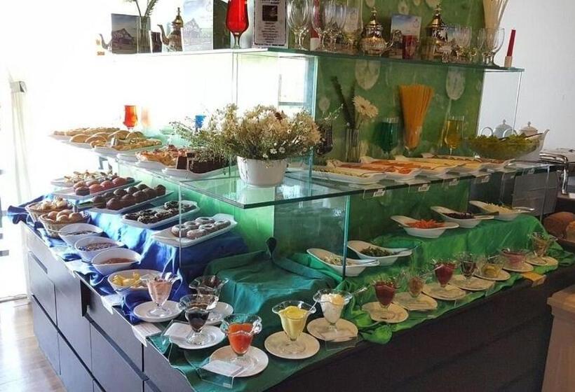 Отель Victoria Court Suites