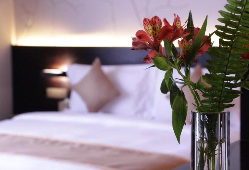 Отель Victoria Court Suites