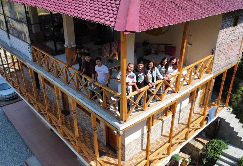 פנסיון Thepahadians Food & Stay