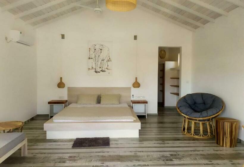 Hotel Sleeping Elephant Beach Resort