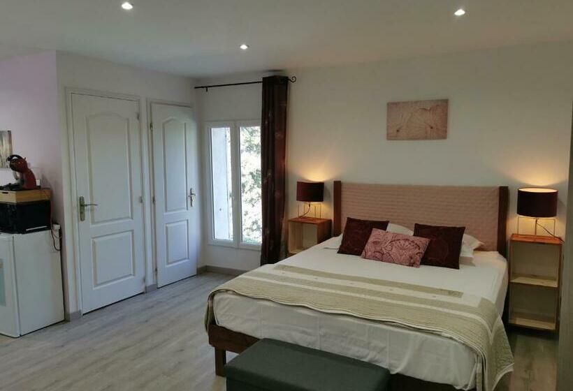 민박 1832 La Rabassière