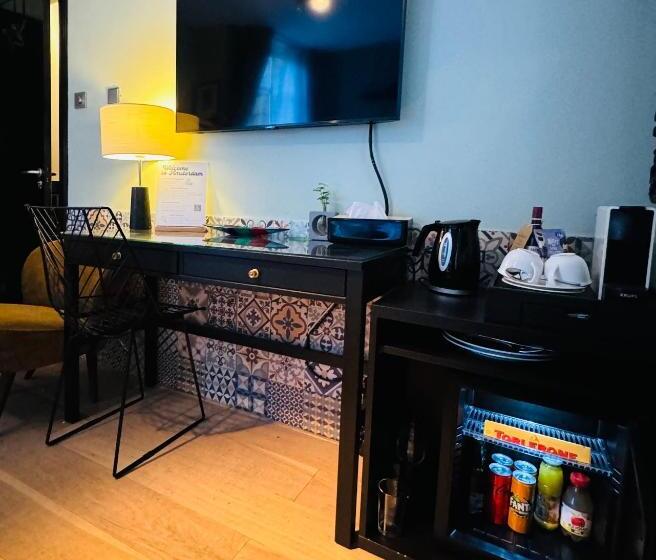 تختخواب و صبحانه Décor Canal House