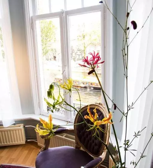 تختخواب و صبحانه Décor Canal House