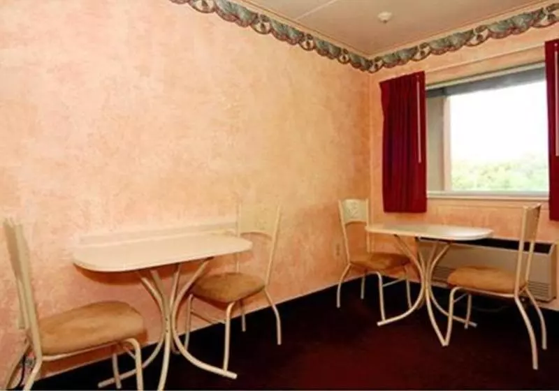 فندق Econo Lodge Northeast