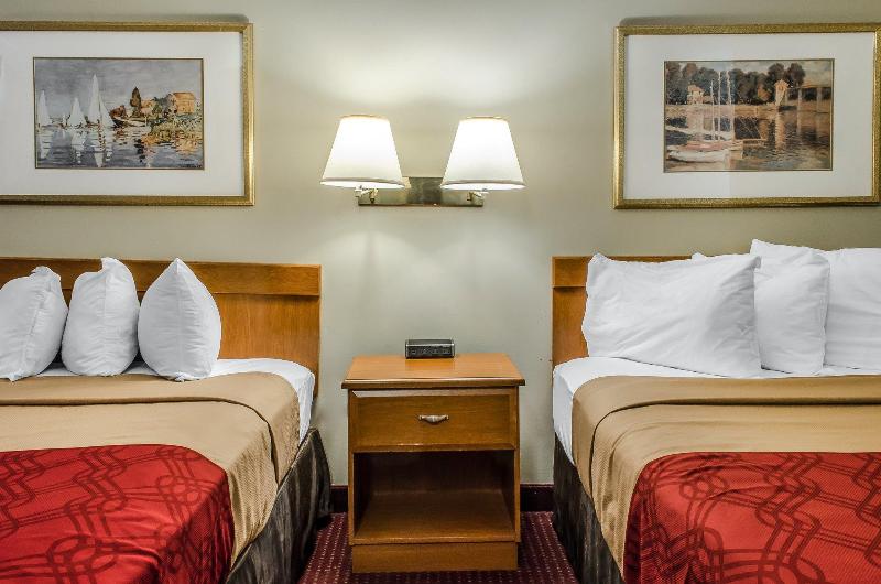 Отель Econo Lodge Northeast