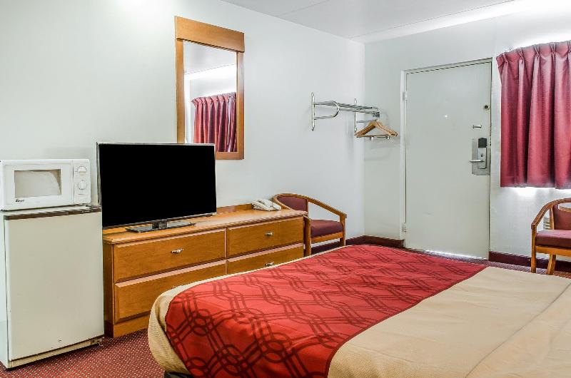 Отель Econo Lodge Northeast