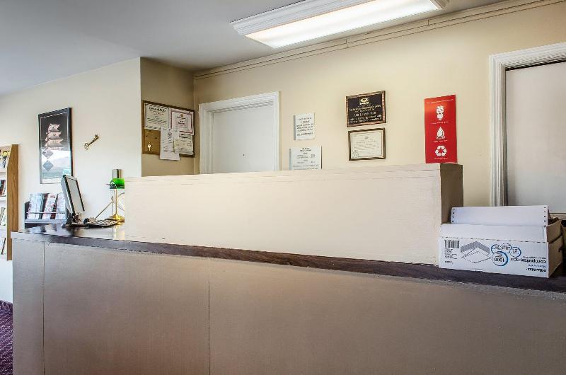 Отель Econo Lodge Northeast