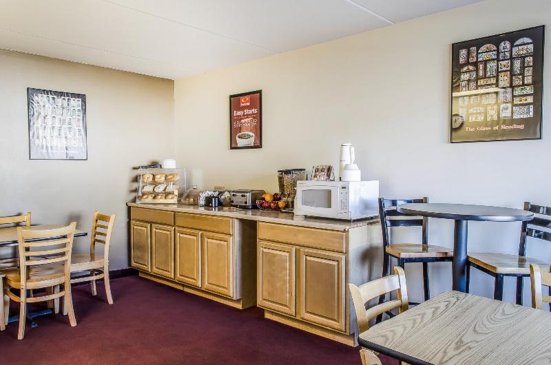 Отель Econo Lodge Northeast